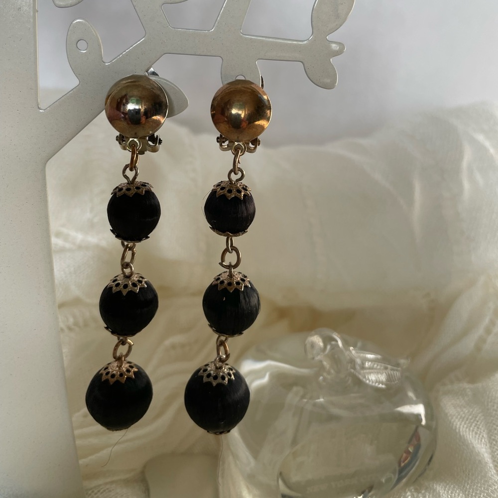 Black thread cover bead dangling, vintage wire hoop with brown teardrop dangling